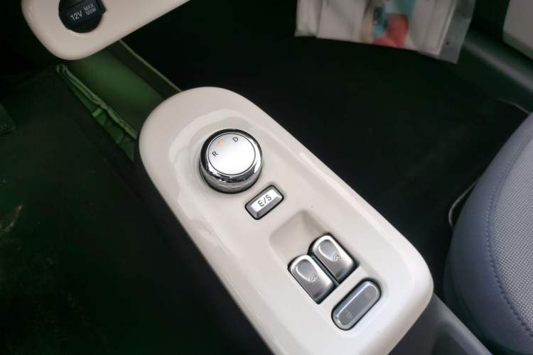 Used CHANGAN NEVO Lumin 2022 155 km – Refreshingly Sweet Edition Gear Lever
