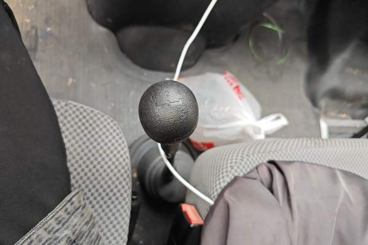 Used Iveco Daily 2021 2.8T V40 VAN厢式 Cargo Van 3-Seater Long Wheelbase Mid-Roof Design Dual Tires Manual Door Gear Lever