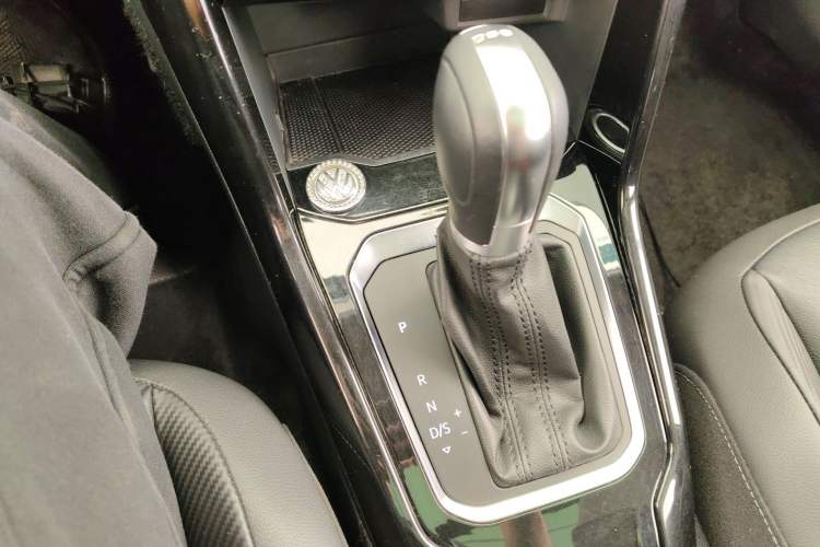 Used Volkswagen T-ROC 2018 280TSI DSG Two-Wheel-Drive Comfort Version China V Standard Gear Lever