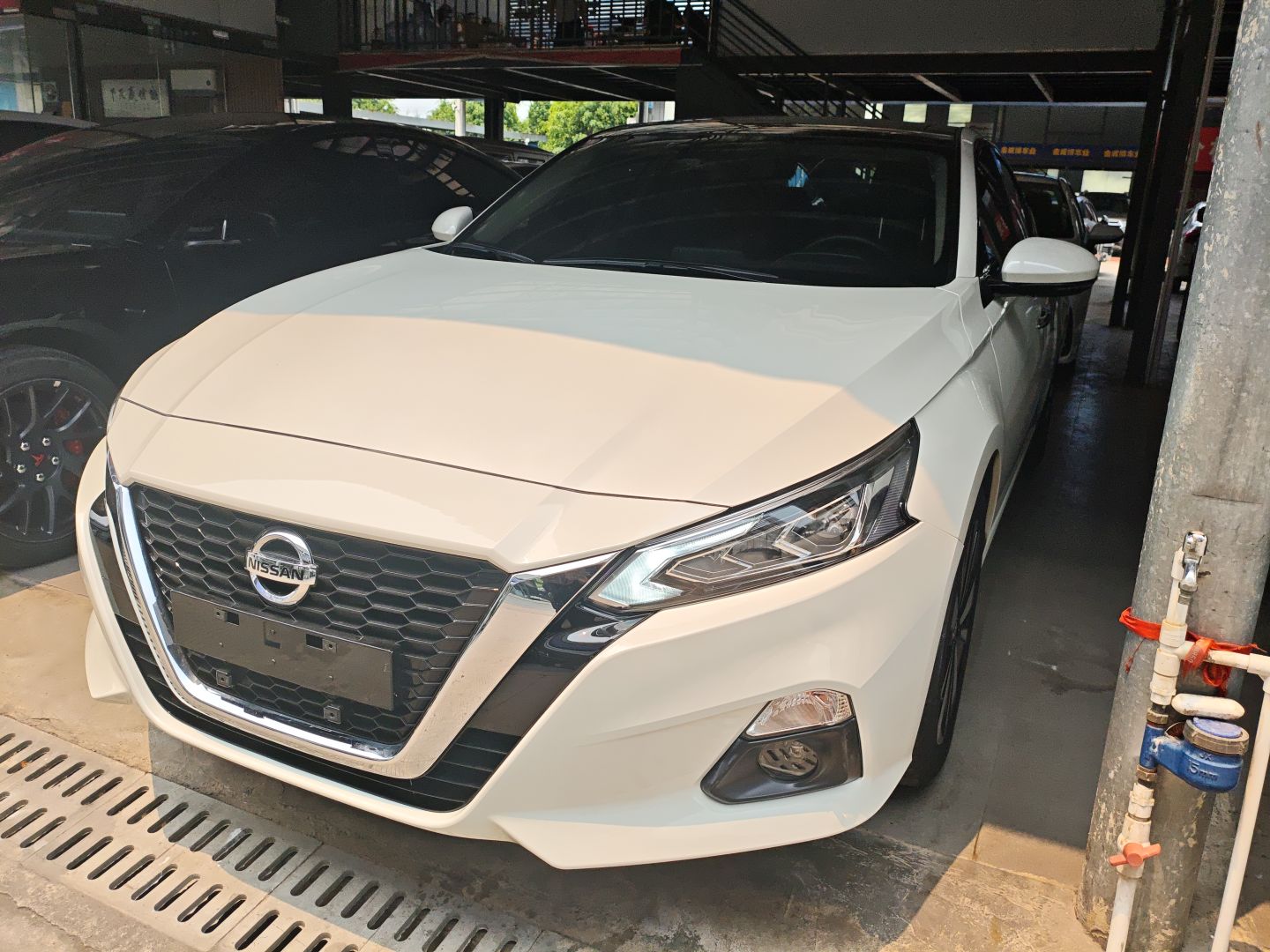 Под передней частью автомобиля