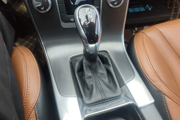 Used Volvo V60 2014 Restyled T5 Zhiya Edition
