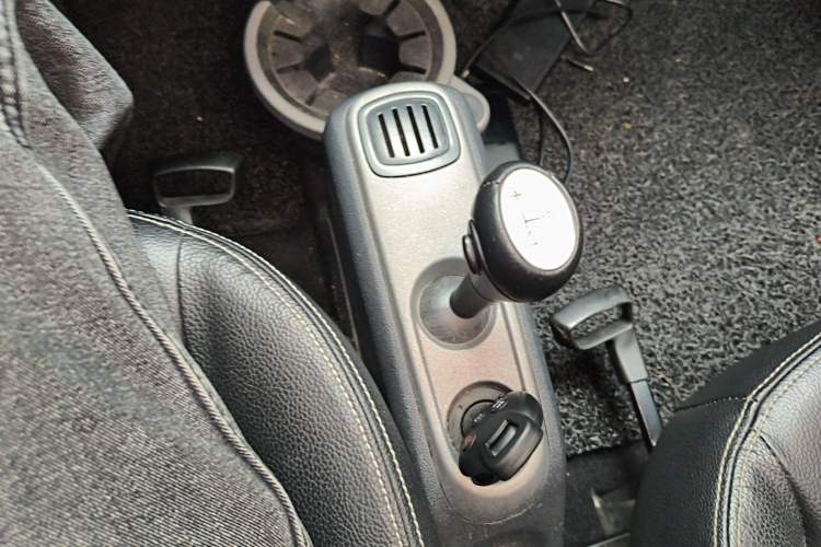 Used smart fortwo 2013 1.0T Hardtop Ice Cool Special Edition Gear Lever