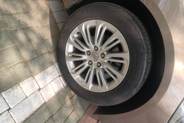 Used Buick LaCrosse 2016 20T Elite Edition Right Front Wheel Hub