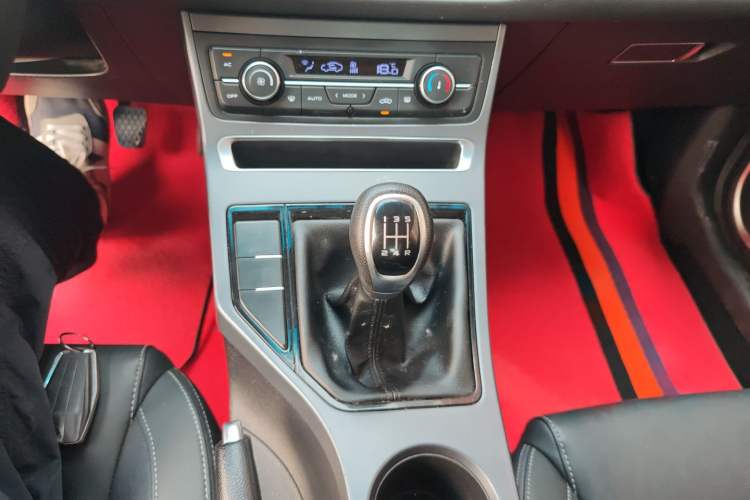 Used Geely Auto Emgrand 2019 Leading Edition 1.5L Manual Luxury Model China VI Standard Gear Lever