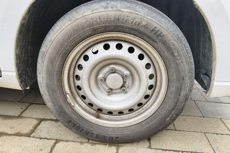 Used Wuling Zhengcheng 2021 1.5T Manual Comfort Version Right Front Wheel Hub