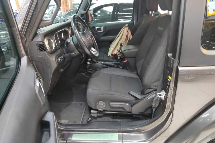 Used Jeep Wrangler 2019 2.0T Sahara Two-Door Version China VI Emission Standard
