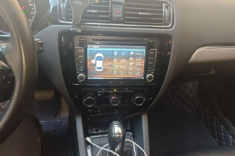 Used Volkswagen Sagitar 2015 230TSI Automatic Comfort Version Audio And AC Panel