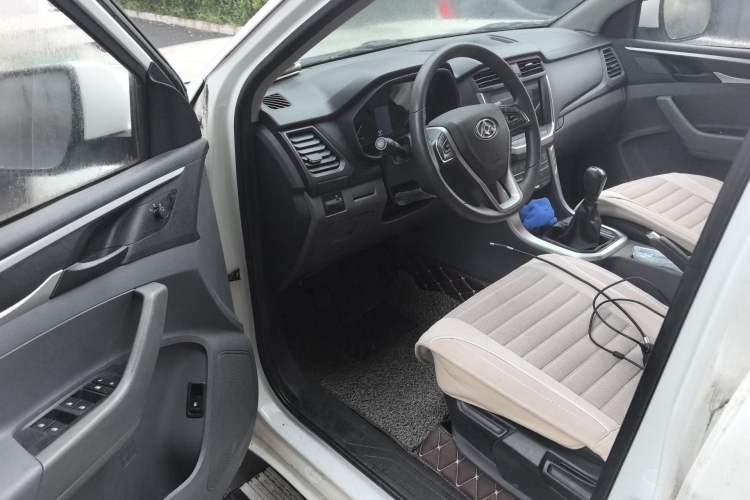 Used SAIC MAXUS T60 2017 2.4L Gasoline Manual Transmission Two-Wheel Drive High Ground Clearance Comfort Edition Standard Cabin Driver Seat