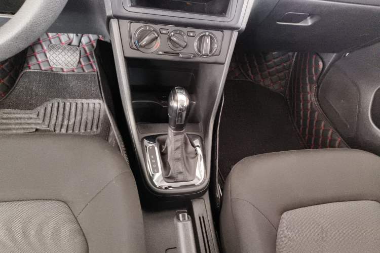 Used Volkswagen Jetta 2015 1.6L Automatic Fashion Model Gear Lever