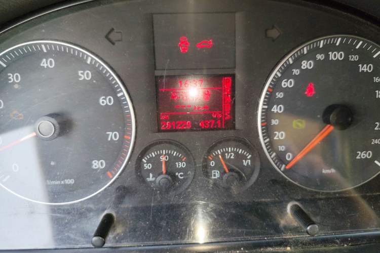 Used Volkswagen Touran 2008 1.8T ZhiZun Edition Automatic 5-Seater Odometer Close Up