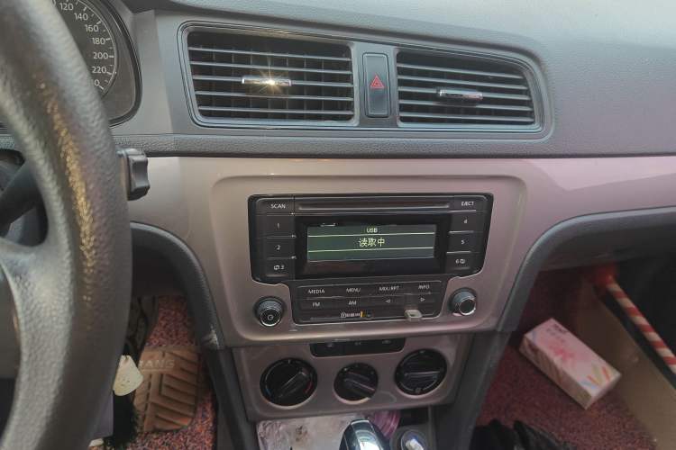 Used Volkswagen Gran Lavida 2013 1.6L Automatic Fashion Model Audio And AC Panel