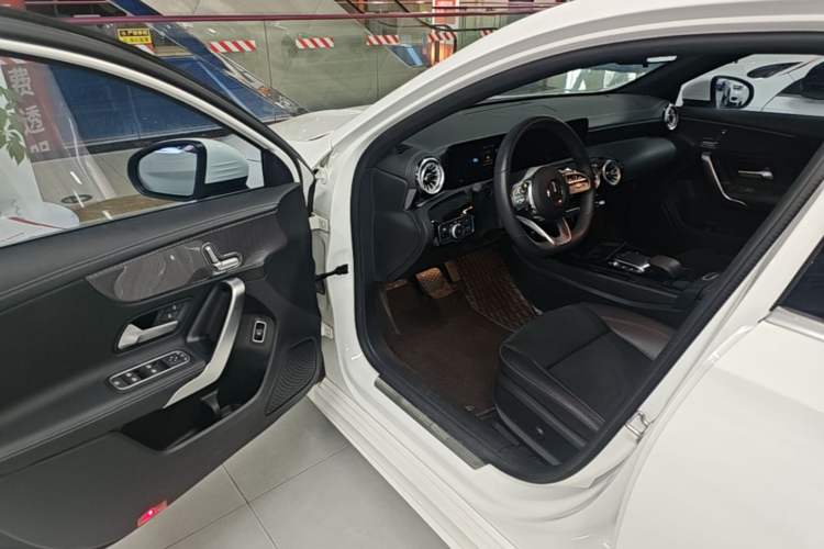 Used Mercedes-Benz A-Class 2022 Revised Version A 200 L Sport Sedan Fashionable Style
