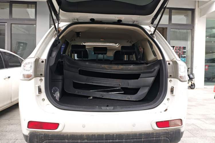 Used Mitsubishi Outlander 2014 2.4L 4x4 Deluxe Value Edition 5 Seats Trunk