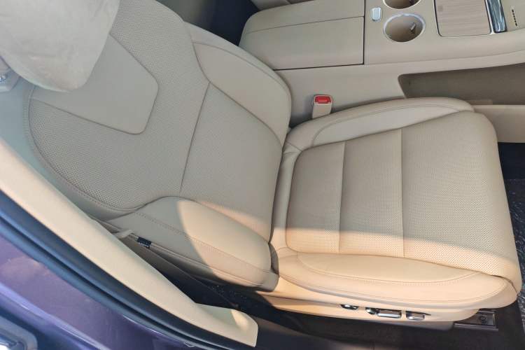 Used Hima AITO M5 2025 Extended-Range Ultra All-Wheel-Drive Version Right Front Seat