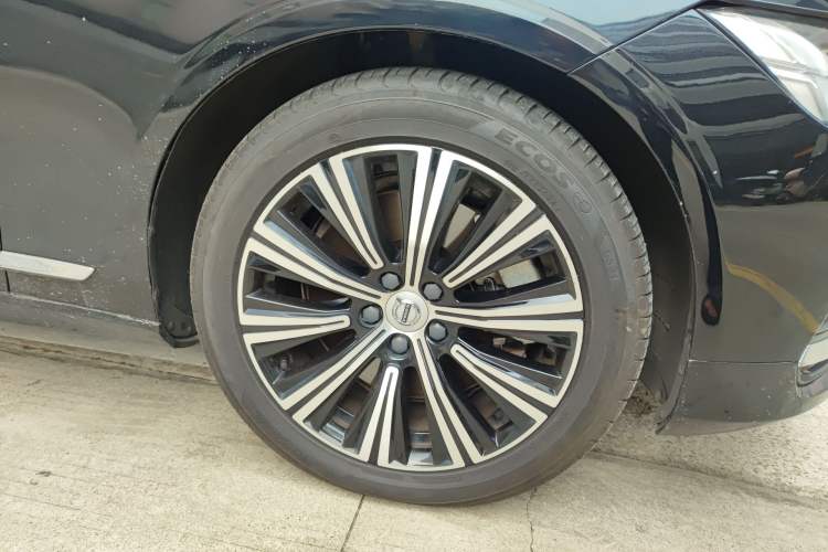 Used Volvo S90 New Energy 2022 T8 eDrive Hybrid Luxury Edition Right Front Wheel Hub