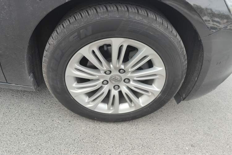 Used Buick LaCrosse 2016 20T Luxury Model Right Front Wheel Hub