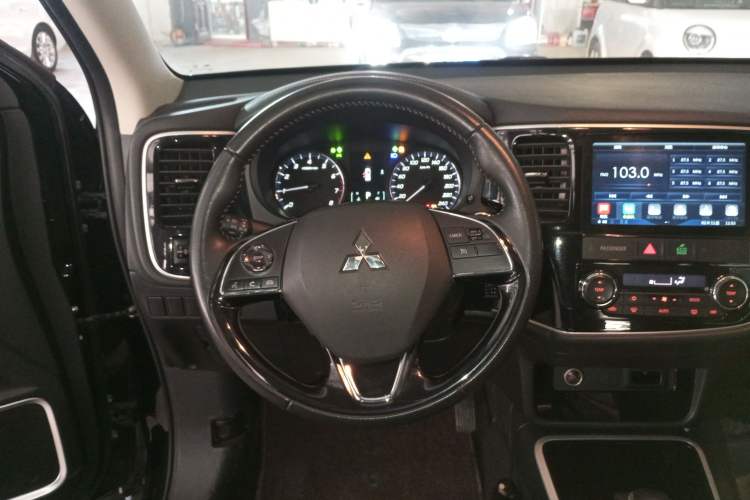 Used Mitsubishi Outlander 2019 2.0L Two-Wheel Drive Comfort Edition 7-Seater China VI Standard