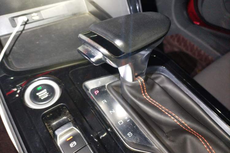 Used Baojun RC-6 2019 1.5T CVT 24-Hour Online Flagship Edition Gear Lever