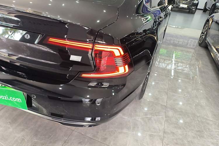 Used Volvo S90 New Energy 2024 Plug-in Hybrid Four-Wheel Drive Long-Range Zhiyi Luxury Edition Right Rear Taillight