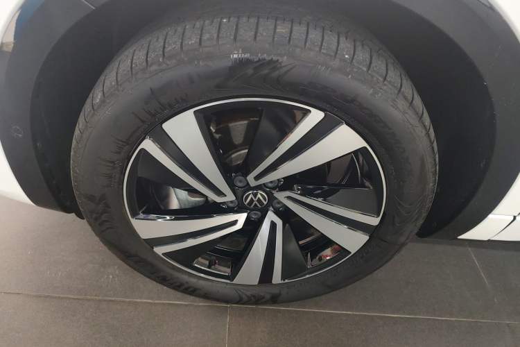 Used Volkswagen Tavendor 2024 380TSI All-Wheel Drive R-Line Cruise Edition Left Front Wheel Hub