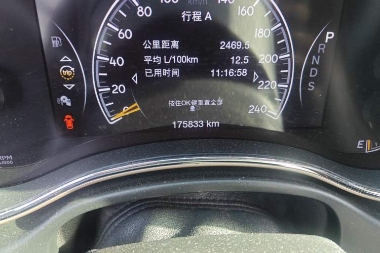 Used Jeep Grand Cherokee 2015 3.0L Elite Navigation Edition Odometer Close Up