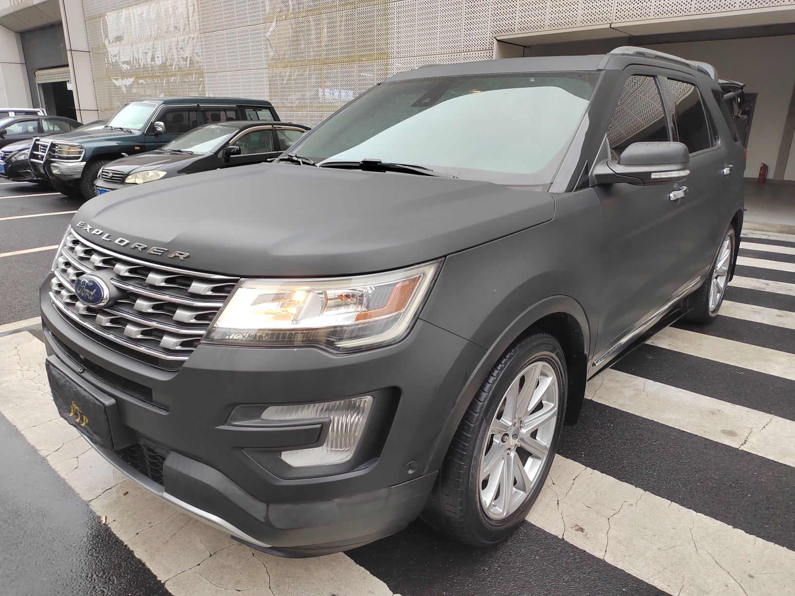 Под передней частью автомобиля