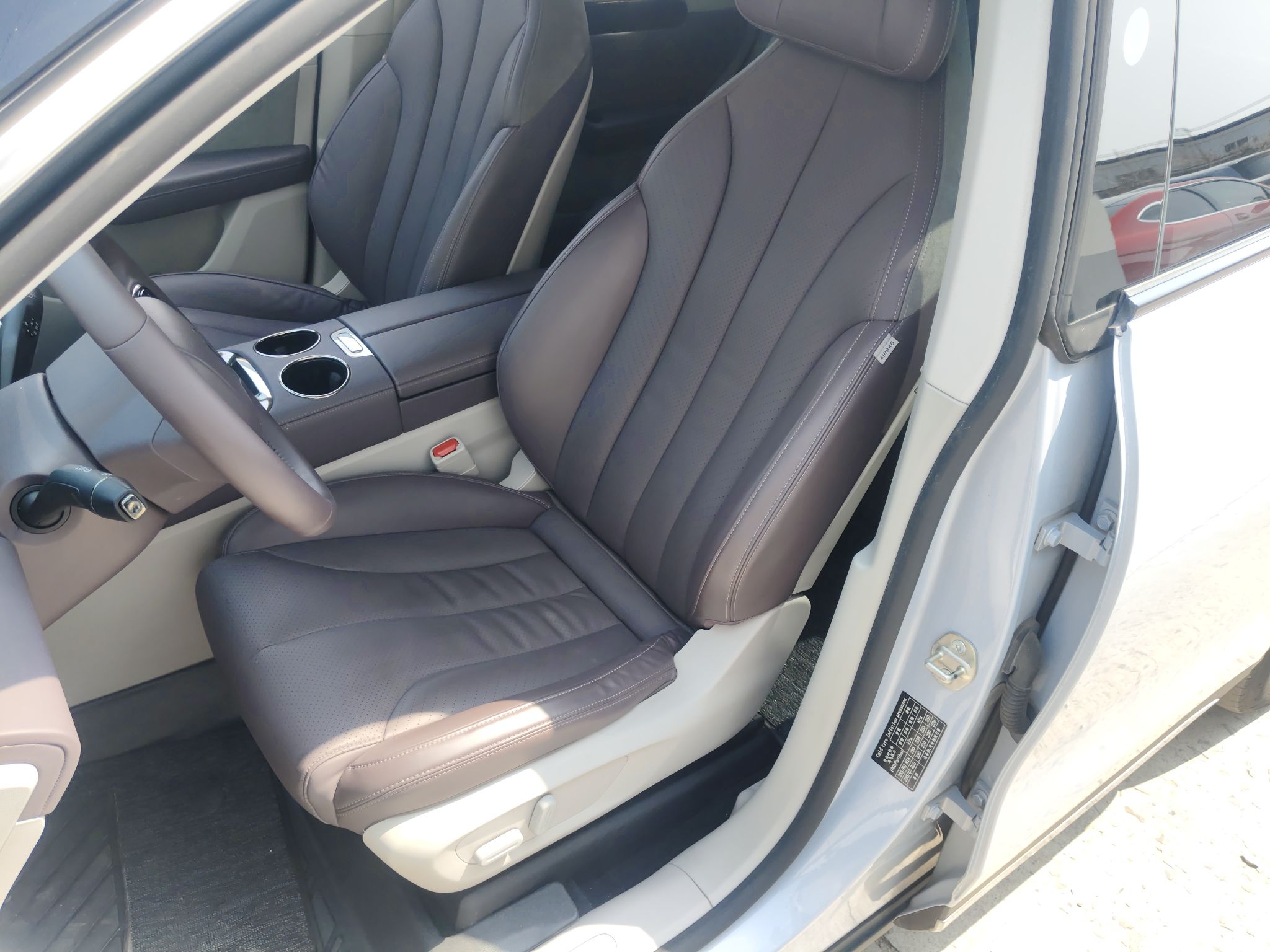 Переднее сиденье в автомобиле