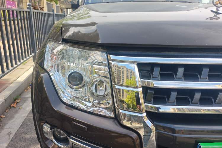 Used Mitsubishi Pajero  Right Front Headlight