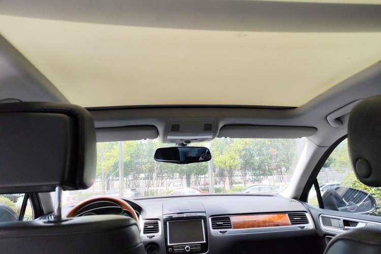 Used Volkswagen Touareg 2011 3.0 TSI Comfort Version Headliner