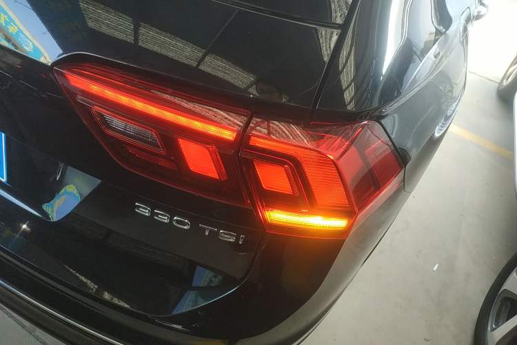 Used Volkswagen Tiguan L 2024 Outstanding Model 330TSI Automatic Two-Wheel Drive R-Line Dragon Glory Edition Right Rear Taillight