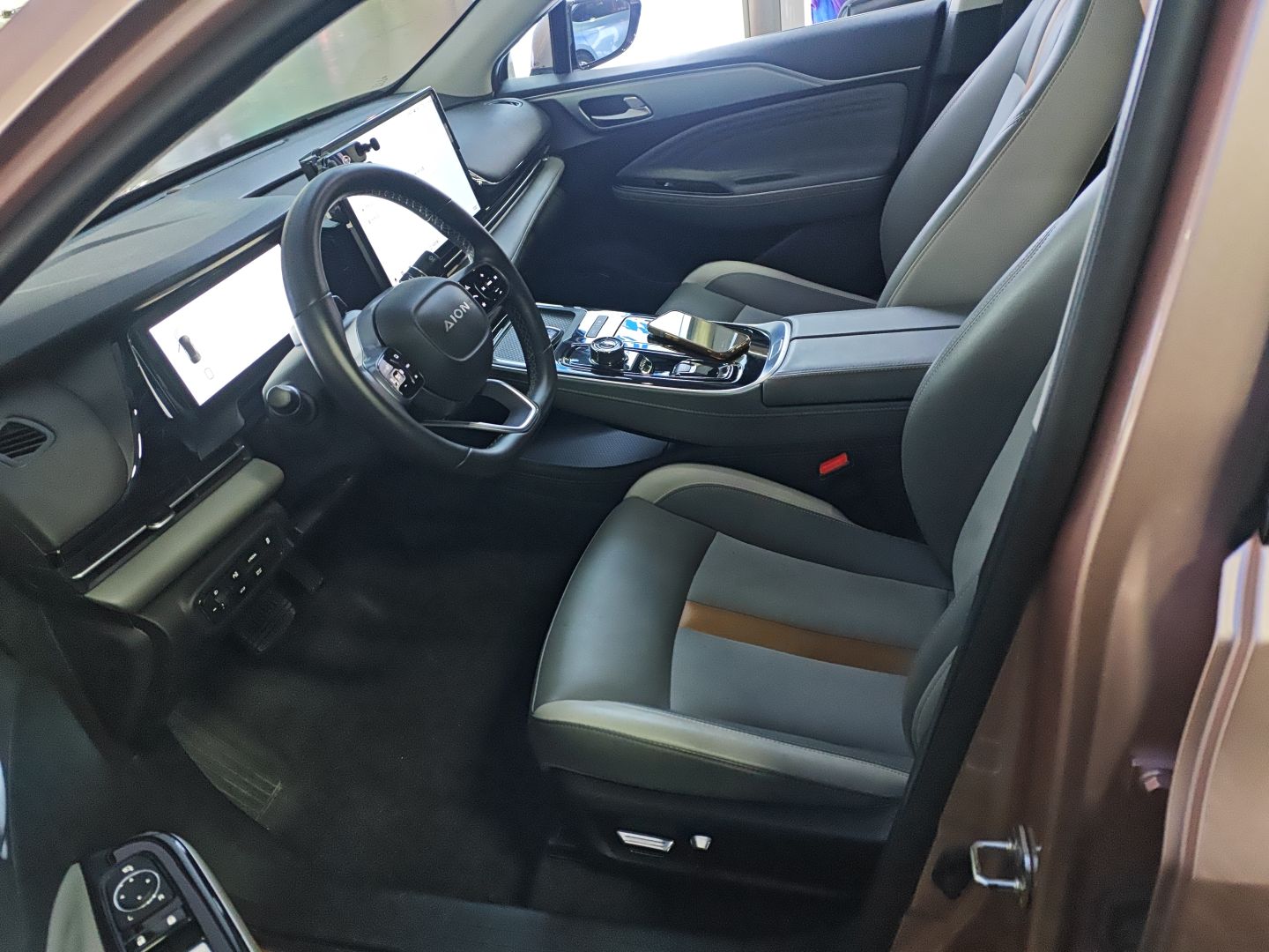 Переднее сиденье в автомобиле