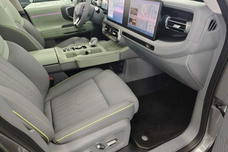 Used BAIC Off-Road BJ40 2024 2.0T All-New Urban Hunter Edition Chivalrous Style Right Front Seat