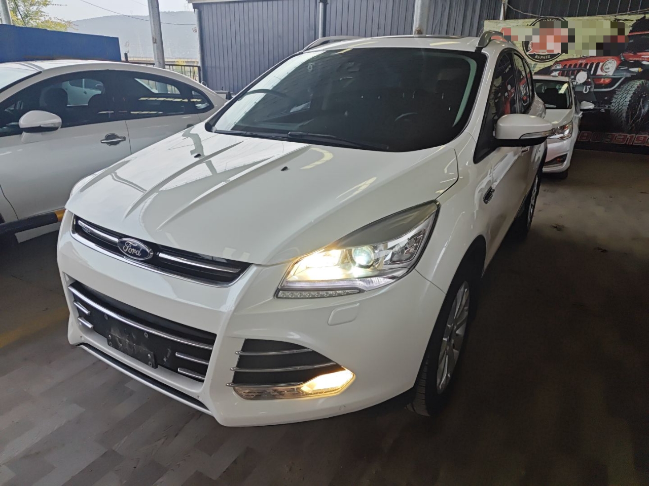 Под передней частью автомобиля