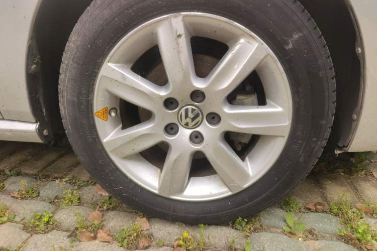 Used Volkswagen Polo 2013 1.4L Automatic Comfort Edition Right Front Wheel Hub