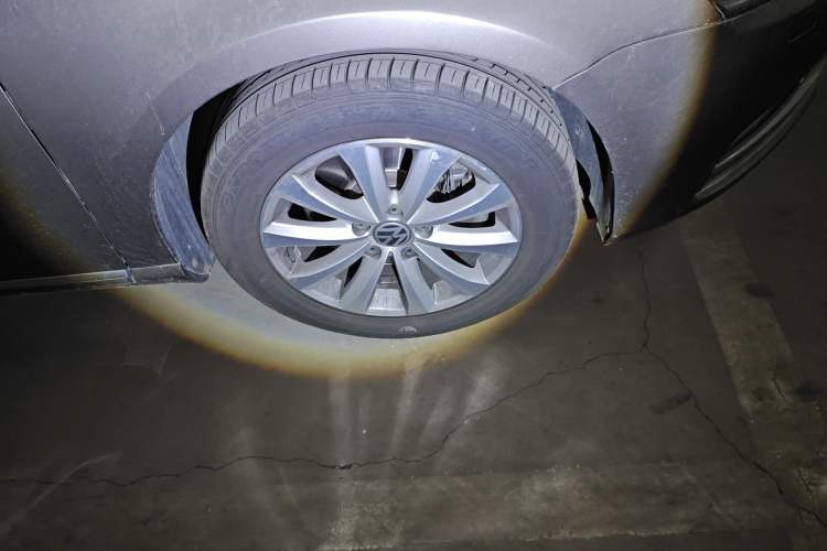 Used Volkswagen Magotan 2015 2.0 TSI Luxury Model Right Front Wheel Hub