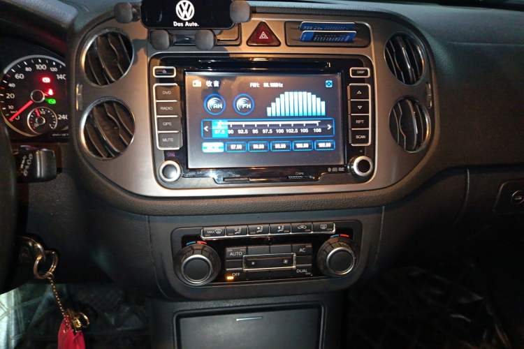 Used Volkswagen Tiguan 2010 1.8TSI Automatic Two-Wheel Drive Elite Edition Audio And AC Panel