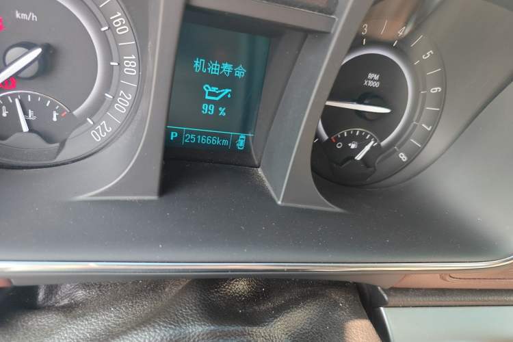 Used Buick GL8 2018 28T Comfort Model China VI Standard Odometer Close Up