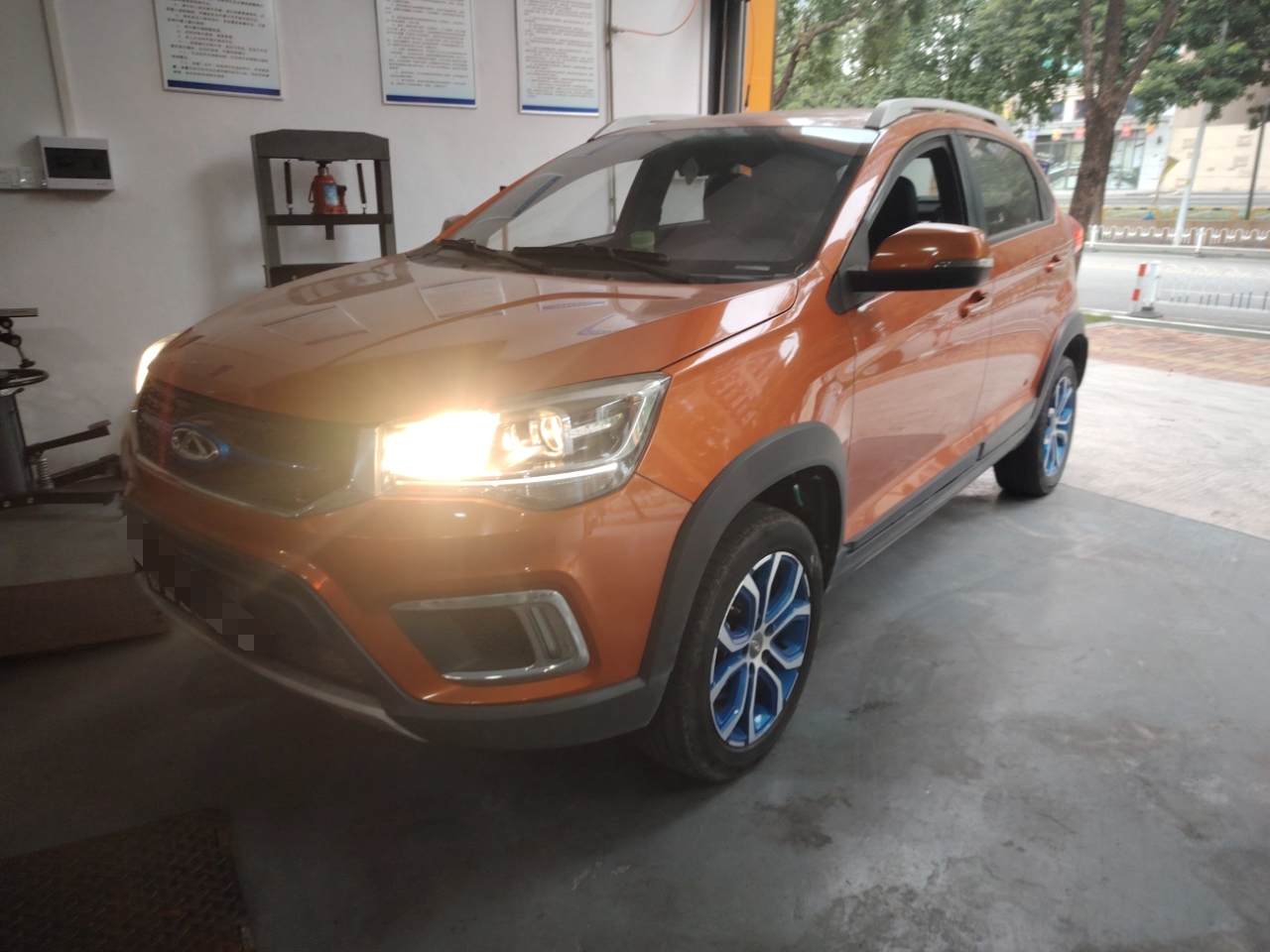 تحت مقدمة السيارة