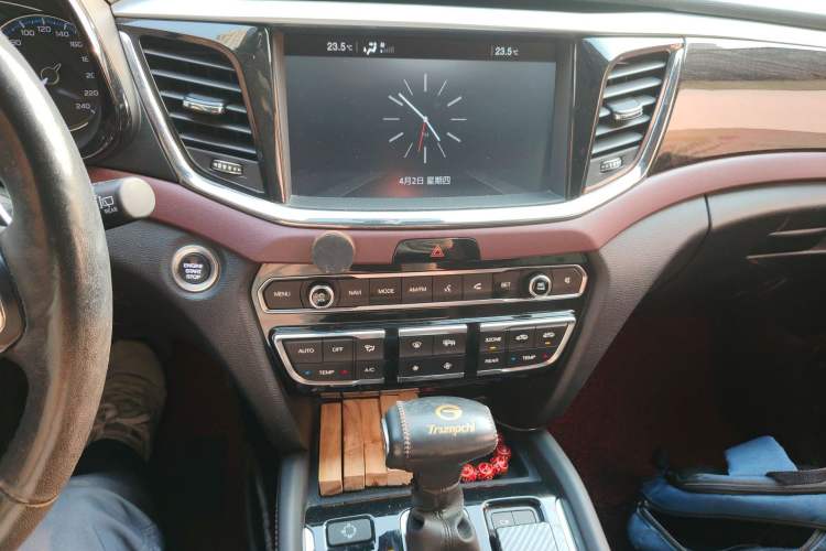 Used GAC Trumpchi GS8 2017 320T Two-Wheel Drive Luxury Smart Connectivity Version (7 Seats) Audio And AC Panel