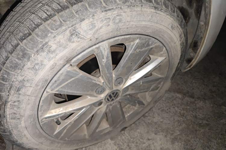 Used Volkswagen Jetta 2015 Value Edition 1.6L Automatic Comfort Version Right Front Wheel Hub