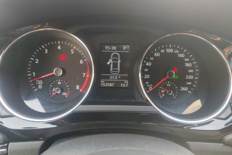 Used Volkswagen Sagitar 2015 230TSI Automatic Luxury Model Instrument Cluster