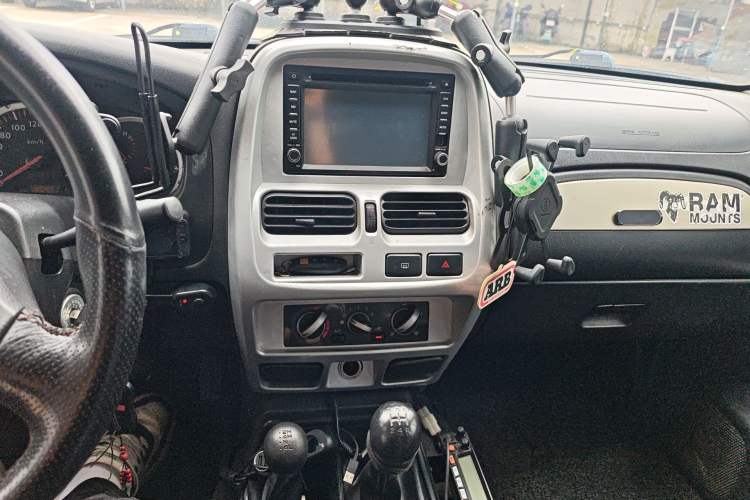 Used Nissan Paladin 2013 2.4L Four-Wheel Drive Standard Version China IV Standard Audio And AC Panel