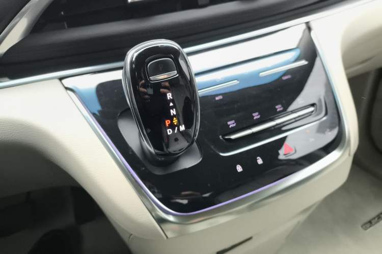 Used Buick GL8 2023 Land Executive Class Deluxe Model