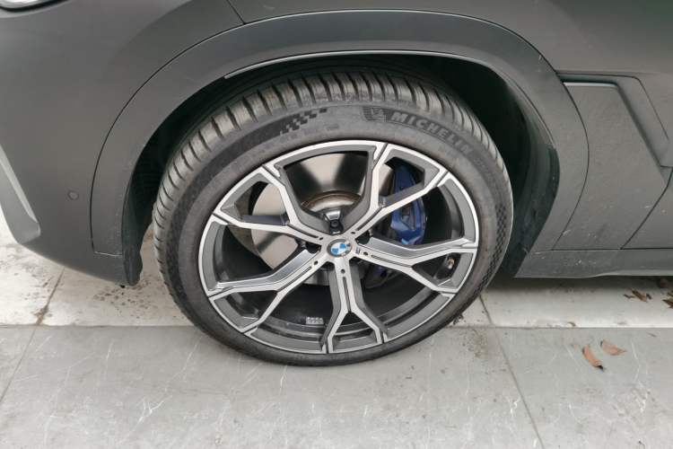 Used BMW X6 2022 Second Facelift xDrive40i M Sport Package Left Front Wheel Hub