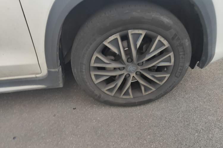 Used BYD Song New Energy 2017 Song EV300 Prestige Model Right Front Wheel Hub