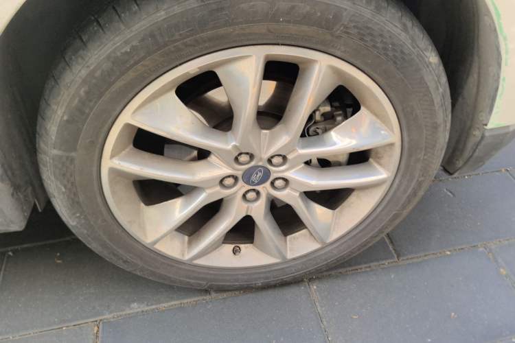 Used Ford Edge 2016 EcoBoost 245 Four-Wheel Drive Titanium 7-Seater Right Front Wheel Hub