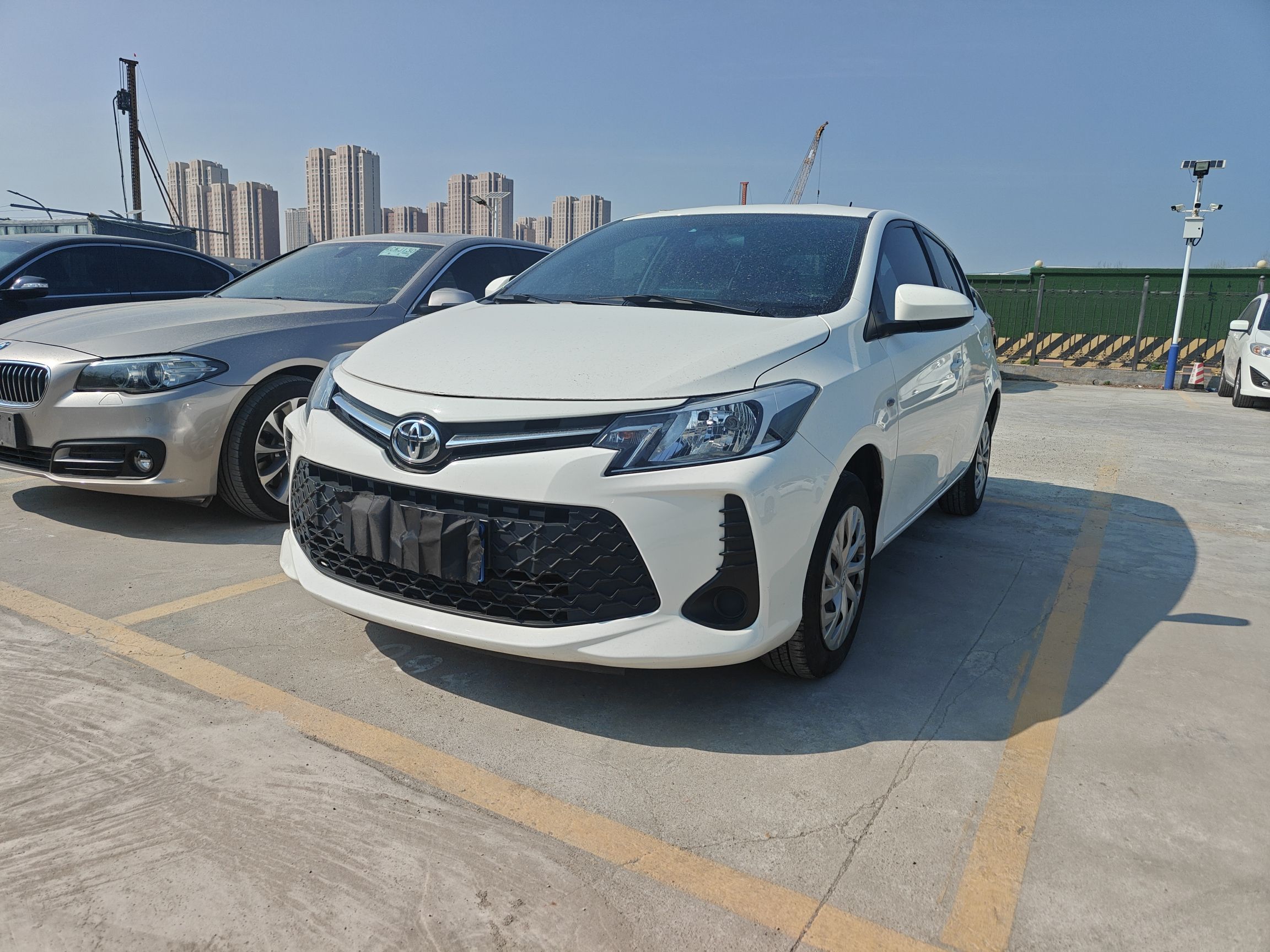 تحت مقدمة السيارة