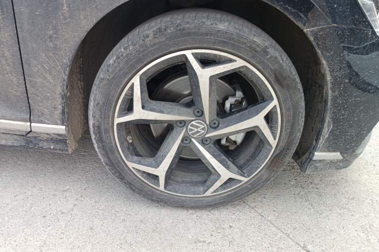 Used Volkswagen Magotan 2023 2 Million Units Limited-Edition 380TSI DSG Flagship Version Right Front Wheel Hub