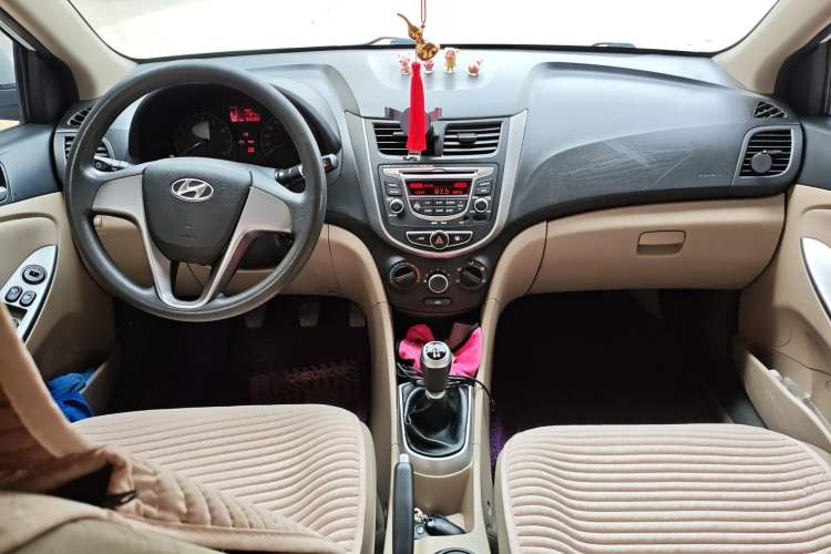 Used Hyundai Verna (older generation) 2014 1.4L Manual Smart GLS Trim Center Console