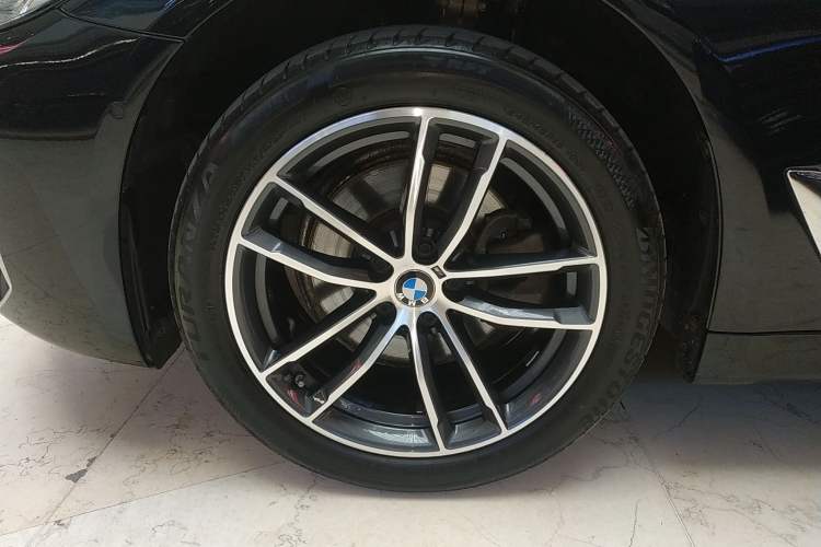 Used BMW 5 Series 2022 Second Facelift 525Li M Sport Package Left Front Wheel Hub